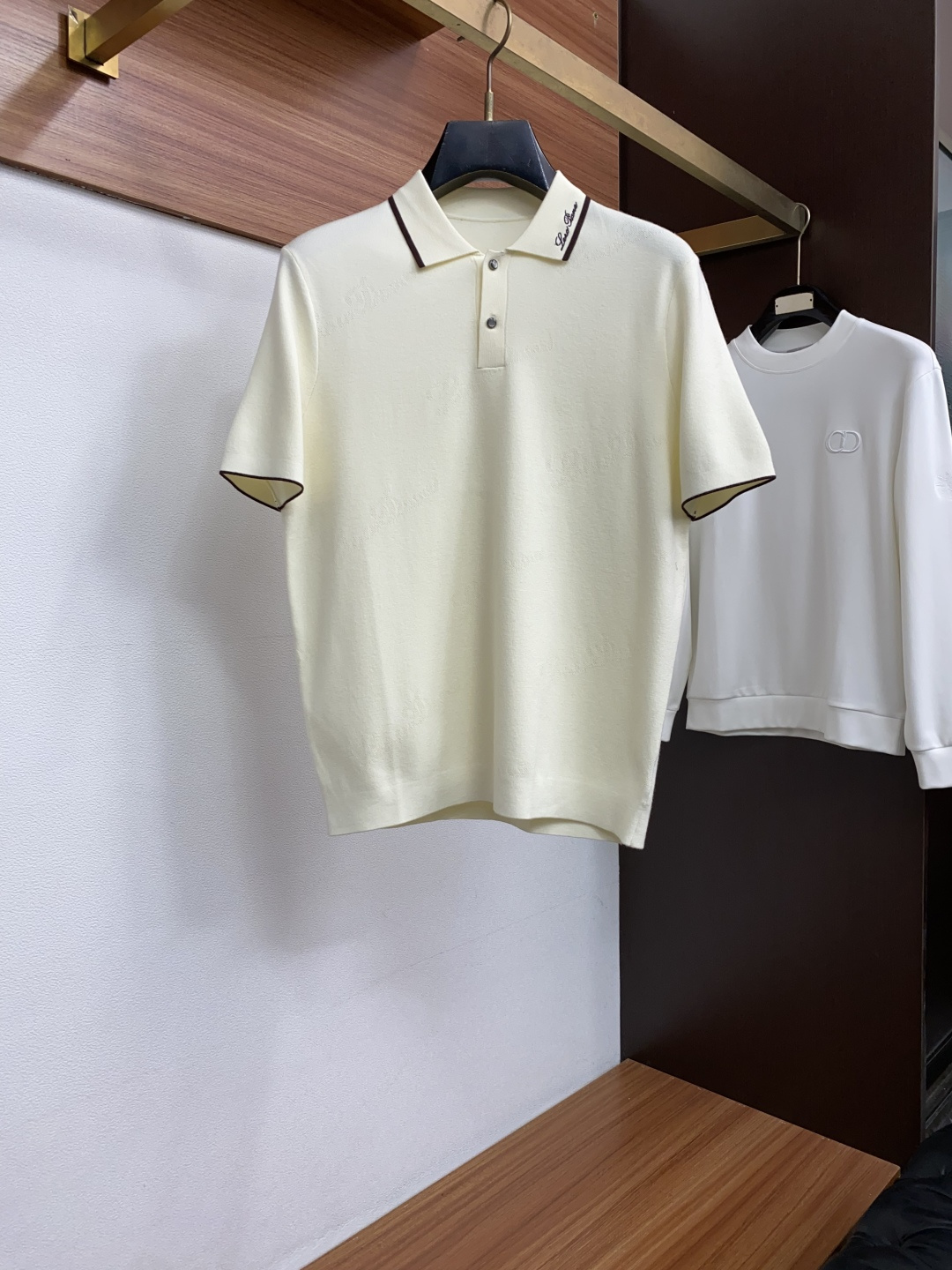 Loro Piana 诺悠翩雅 尺码M-4xL 2026秋冬翻领针织短袖  工艺 老钱风 领口提花logo视觉主调，休闲