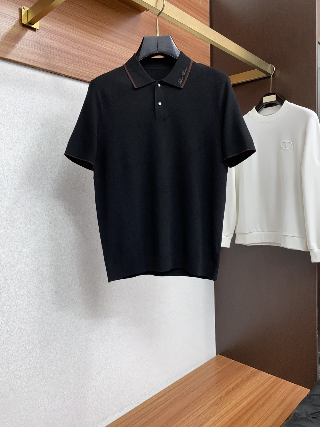Loro Piana 诺悠翩雅 尺码M-4xL 2026秋冬翻领针织短袖  工艺 老钱风 领口提花logo视觉主调，休闲