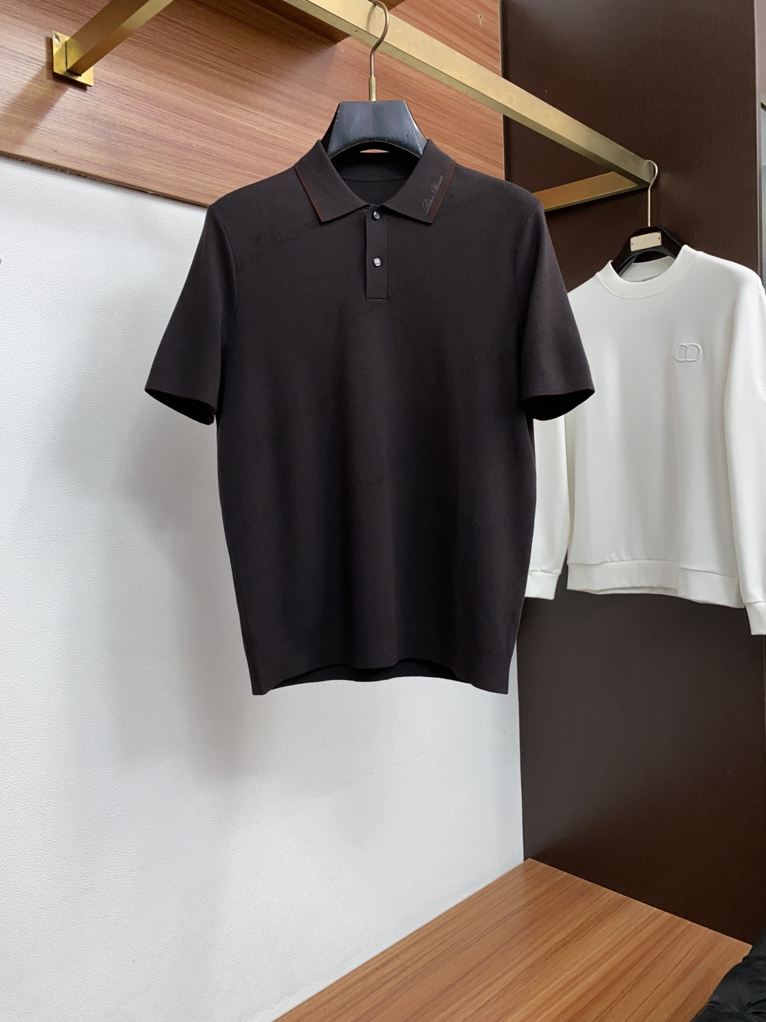 Loro Piana 诺悠翩雅 尺码M-4xL 2026秋冬翻领针织短袖  工艺 老钱风 领口提花logo视觉主调，休闲