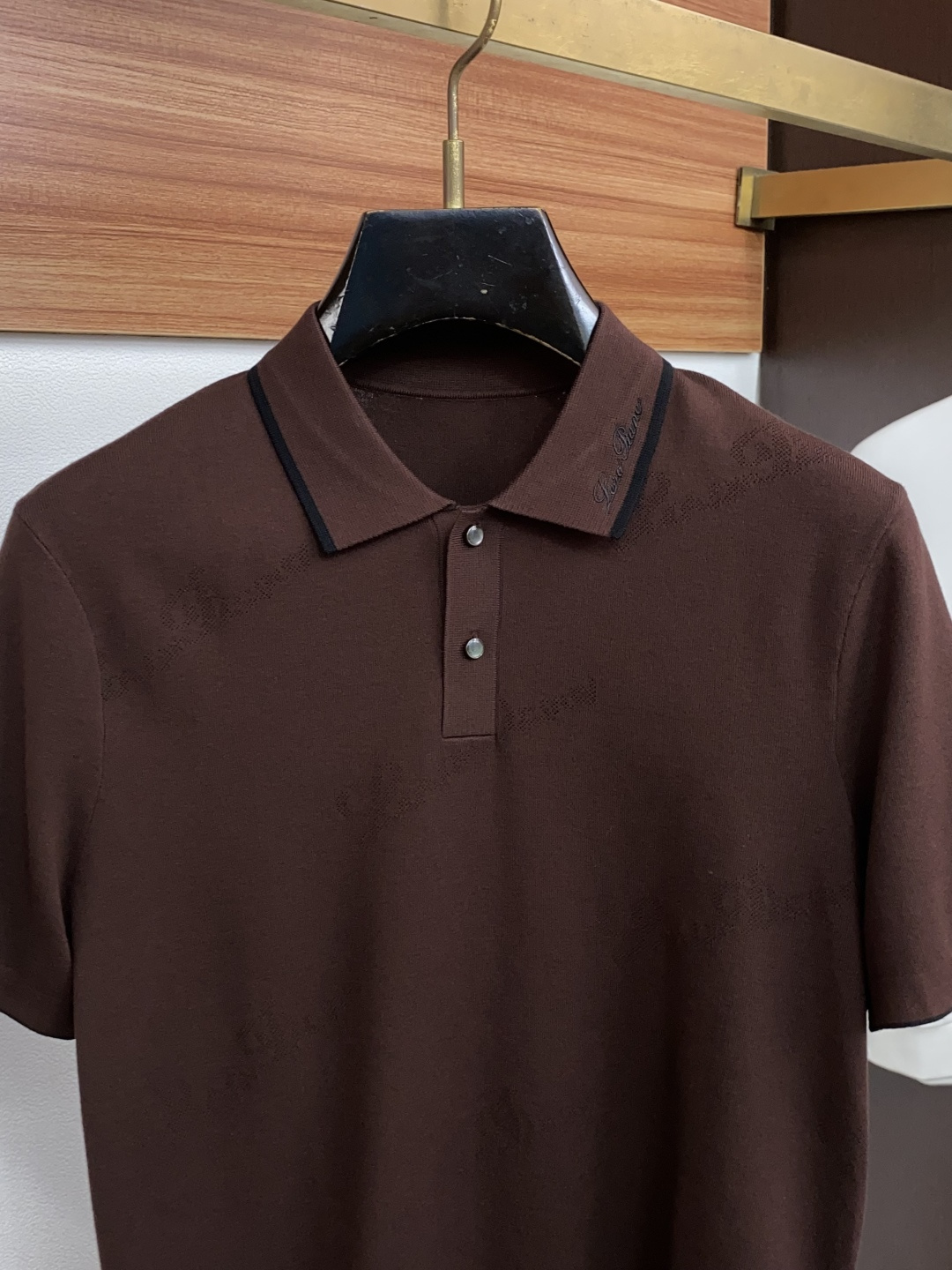 Loro Piana 诺悠翩雅 尺码M-4xL 2026秋冬翻领针织短袖  工艺 老钱风 领口提花logo视觉主调，休闲