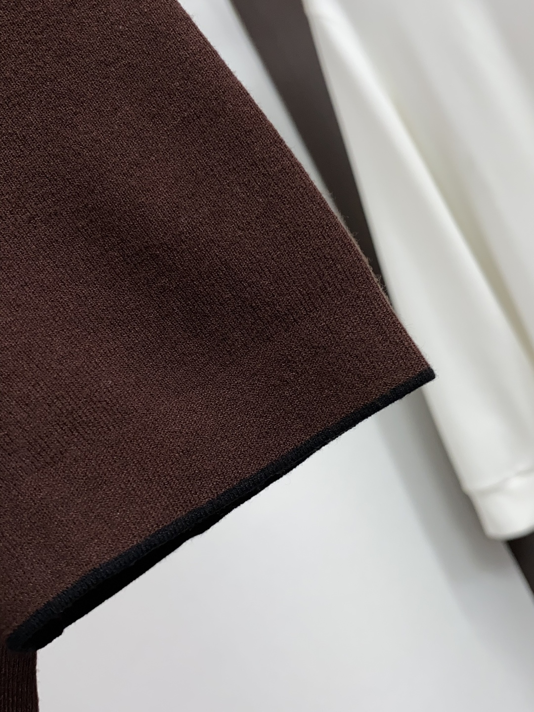 Loro Piana 诺悠翩雅 尺码M-4xL 2026秋冬翻领针织短袖  工艺 老钱风 领口提花logo视觉主调，休闲