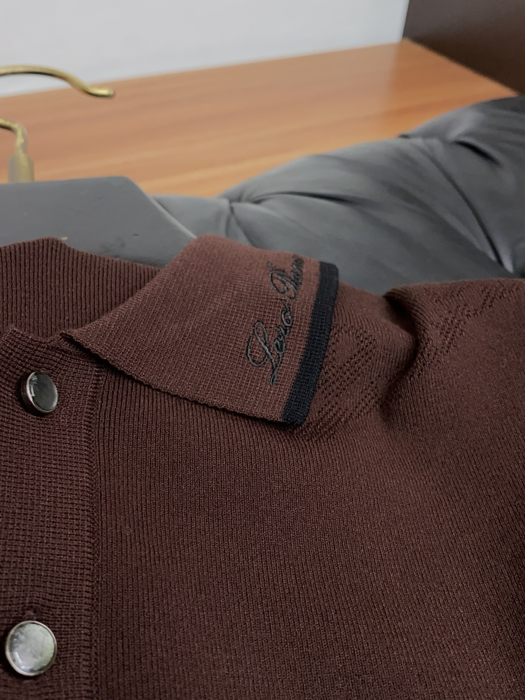 Loro Piana 诺悠翩雅 尺码M-4xL 2026秋冬翻领针织短袖  工艺 老钱风 领口提花logo视觉主调，休闲