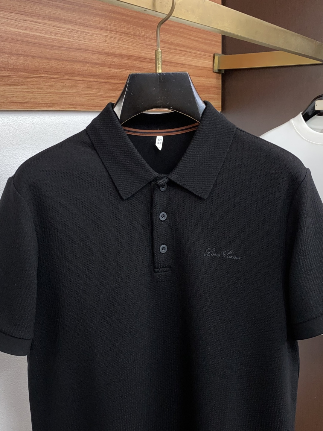 Loro Piana 诺悠翩雅 尺码M-4xL 2026秋冬翻领针织短袖  工艺 老钱风 胸口刺绣logo视觉主调，卫衣