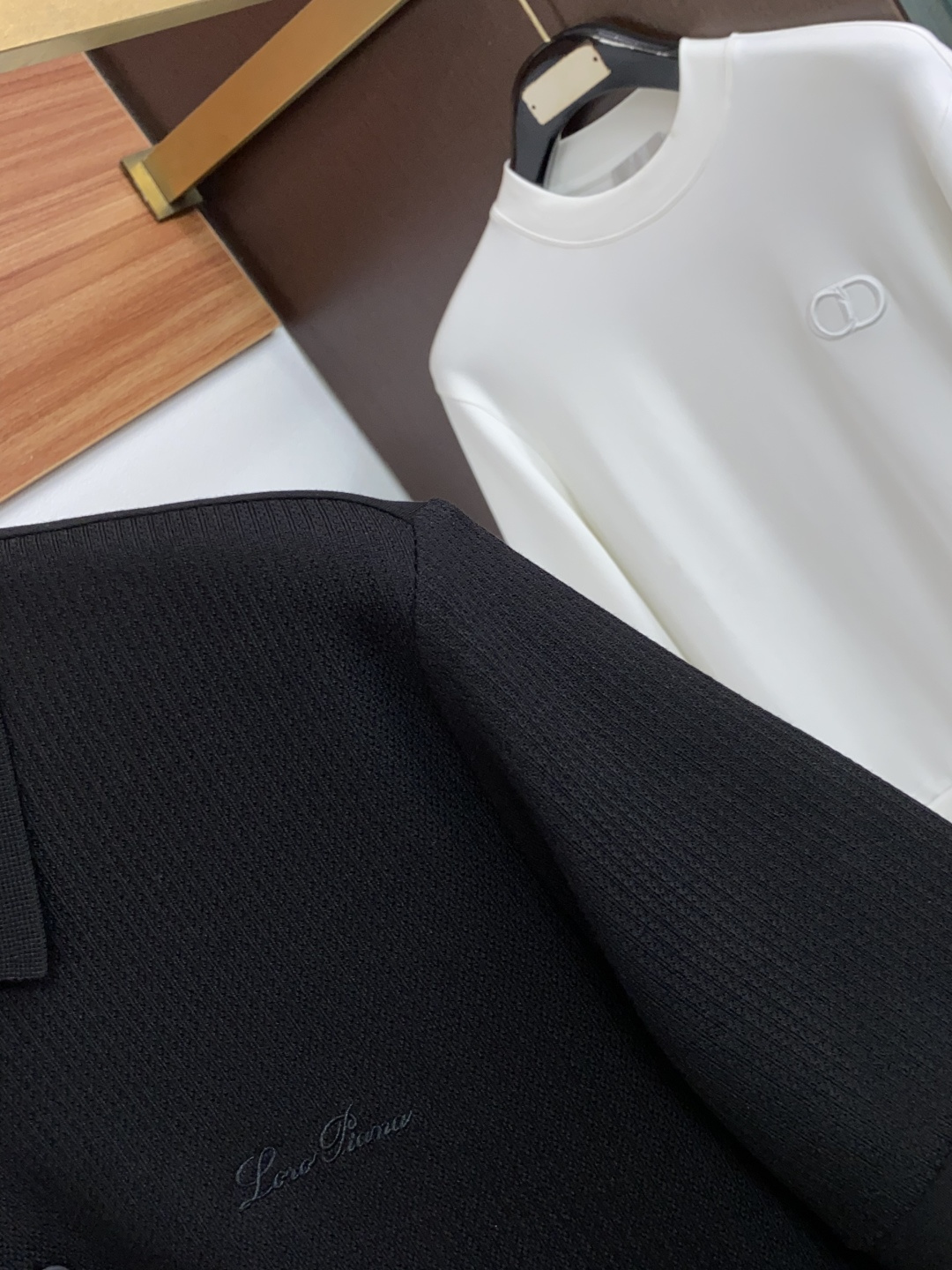 Loro Piana 诺悠翩雅 尺码M-4xL 2026秋冬翻领针织短袖  工艺 老钱风 胸口刺绣logo视觉主调，卫衣