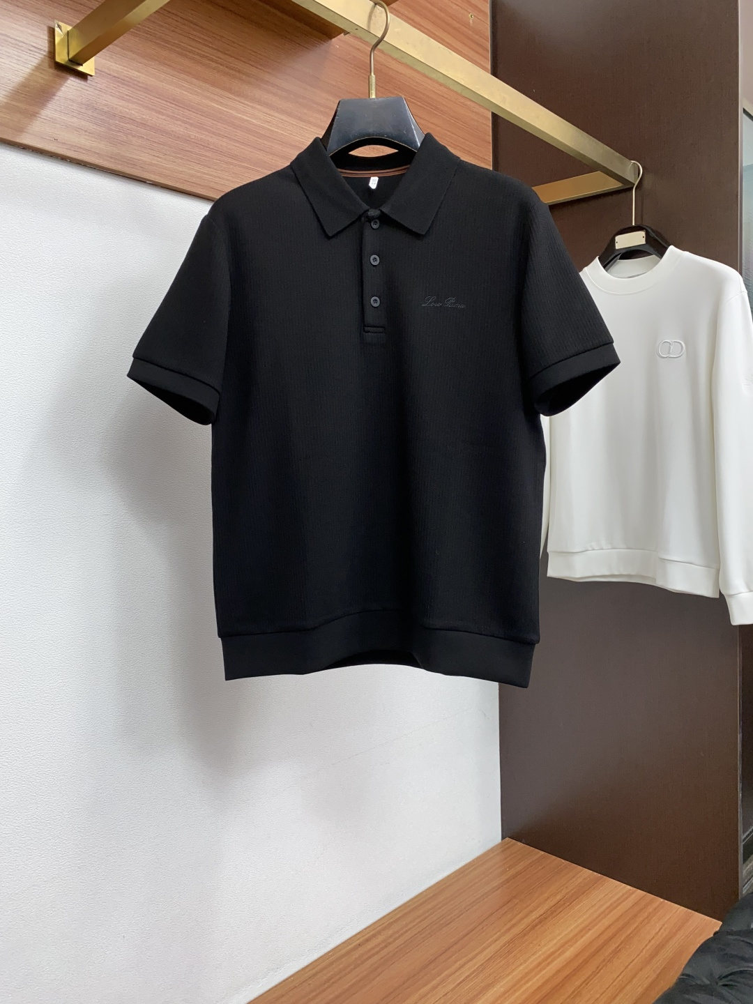 Loro Piana 诺悠翩雅 尺码M-4xL 2026秋冬翻领针织短袖  工艺 老钱风 胸口刺绣logo视觉主调，卫衣