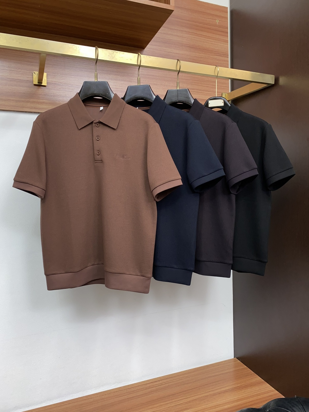Loro Piana 诺悠翩雅 尺码M-4xL 2026秋冬翻领针织短袖  工艺 老钱风 胸口刺绣logo视觉主调，卫衣