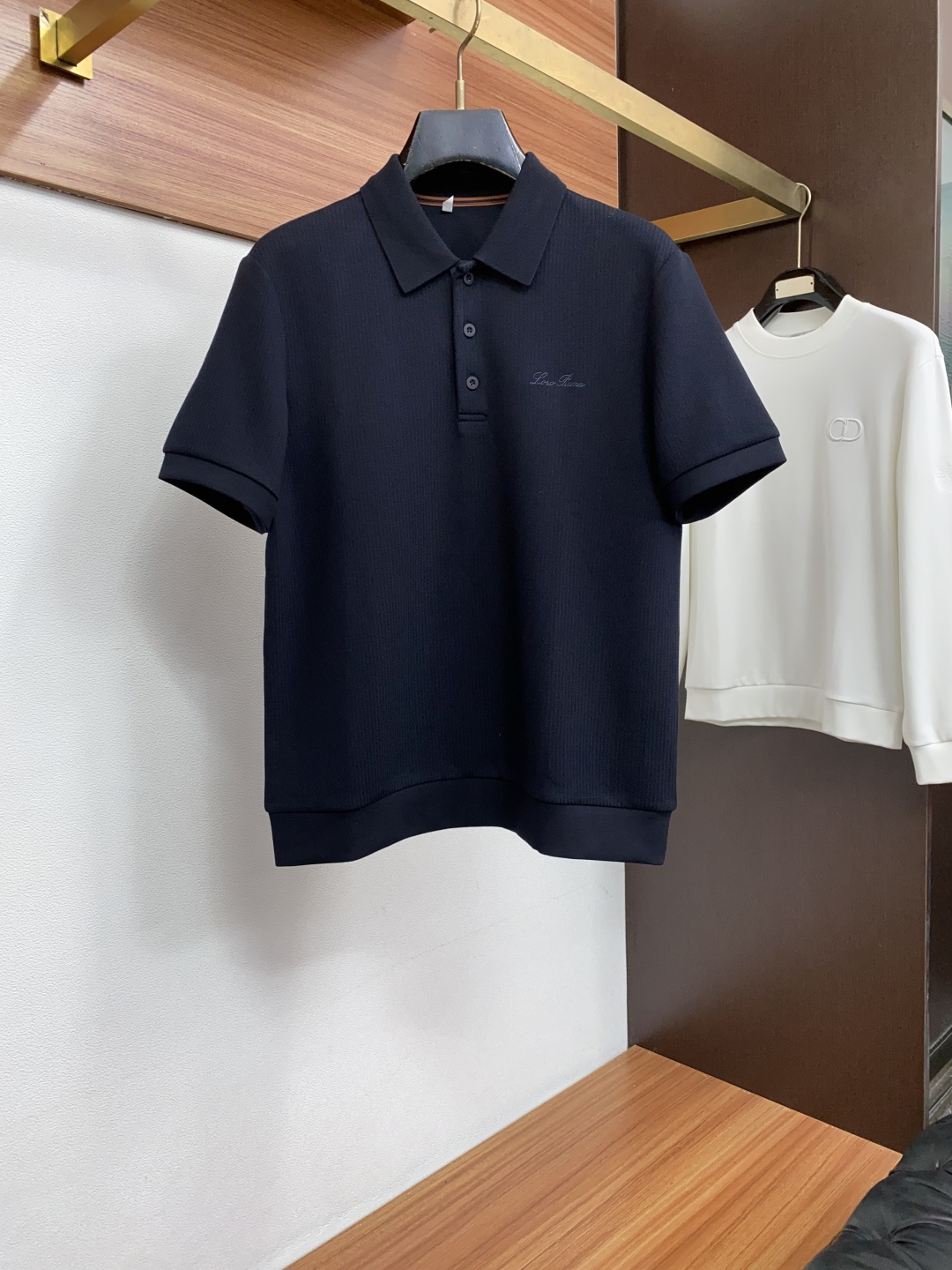 Loro Piana 诺悠翩雅 尺码M-4xL 2026秋冬翻领针织短袖  工艺 老钱风 胸口刺绣logo视觉主调，卫衣