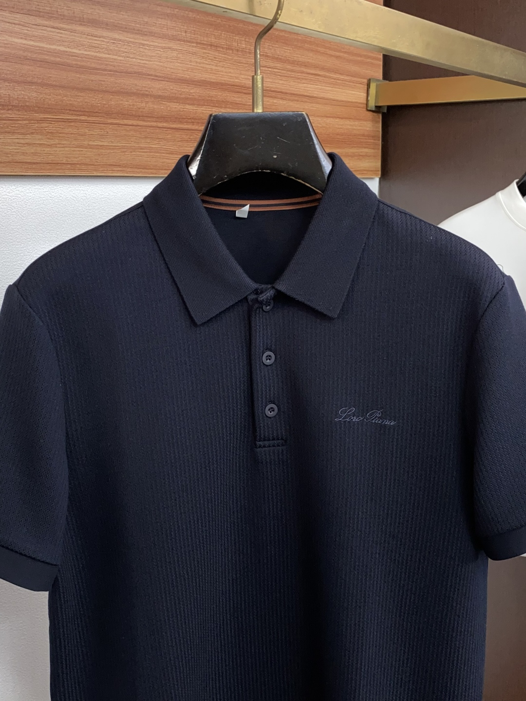 Loro Piana 诺悠翩雅 尺码M-4xL 2026秋冬翻领针织短袖  工艺 老钱风 胸口刺绣logo视觉主调，卫衣