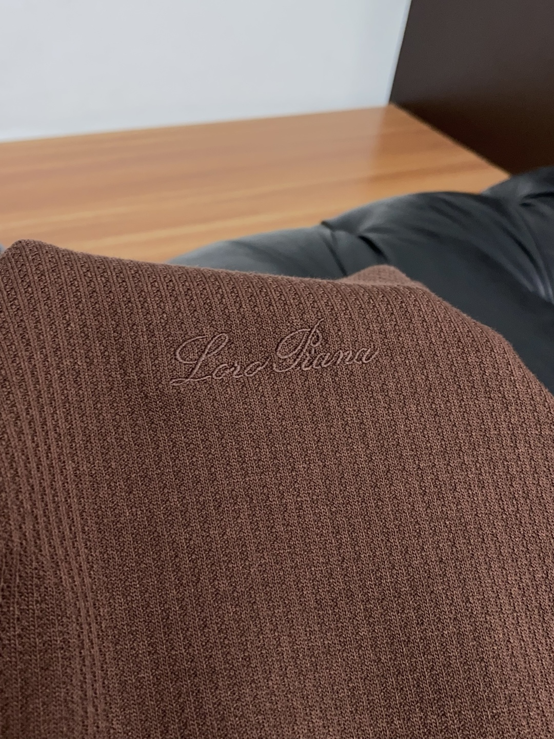 Loro Piana 诺悠翩雅 尺码M-4xL 2026秋冬翻领针织短袖  工艺 老钱风 胸口刺绣logo视觉主调，卫衣