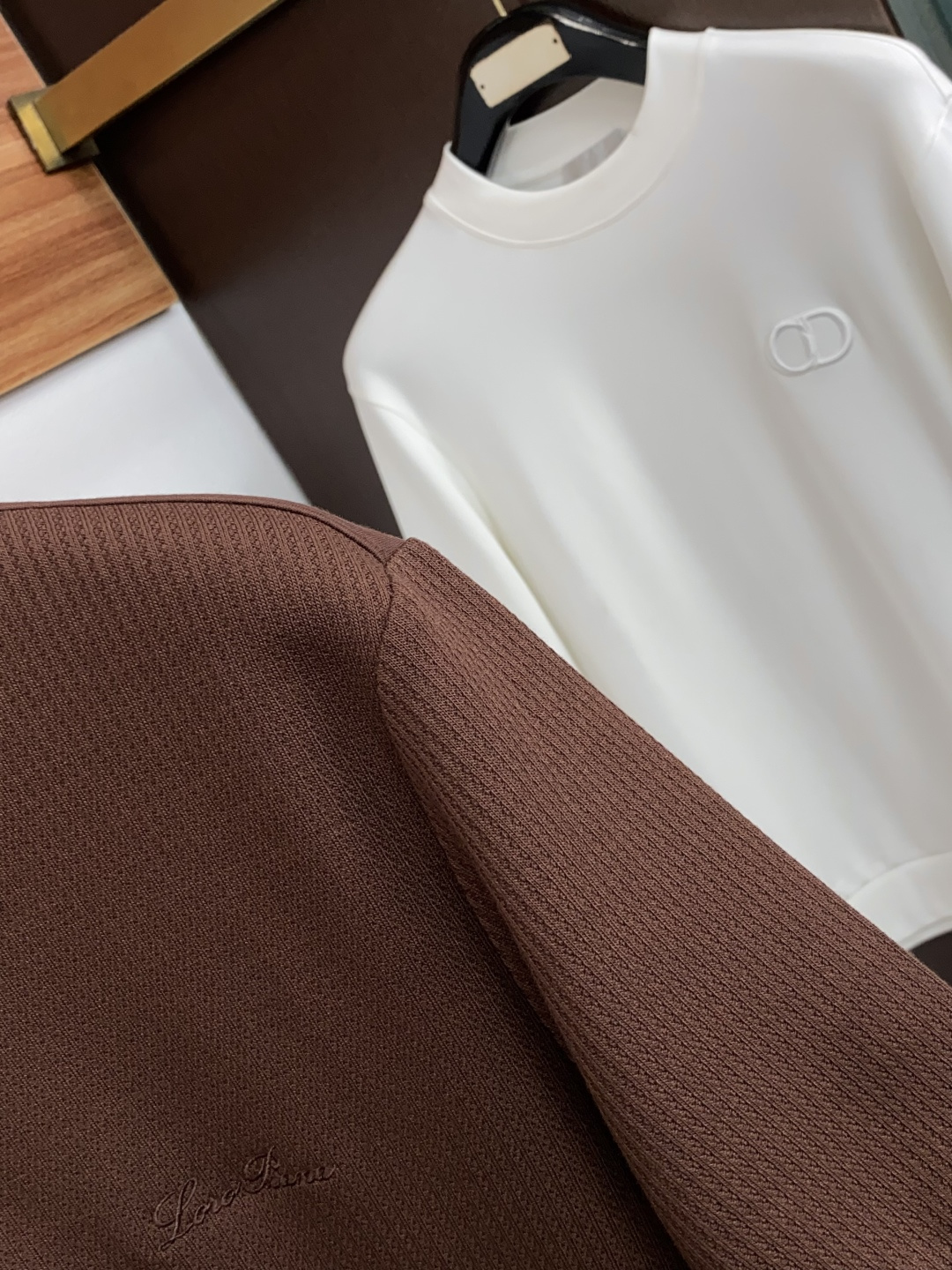 Loro Piana 诺悠翩雅 尺码M-4xL 2026秋冬翻领针织短袖  工艺 老钱风 胸口刺绣logo视觉主调，卫衣