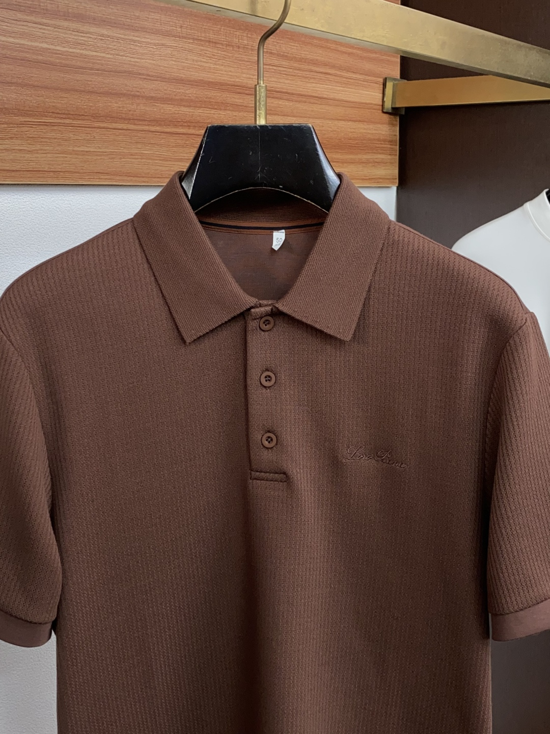Loro Piana 诺悠翩雅 尺码M-4xL 2026秋冬翻领针织短袖  工艺 老钱风 胸口刺绣logo视觉主调，卫衣