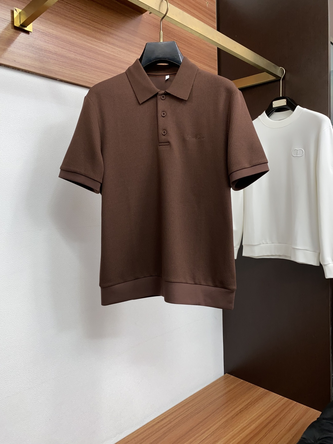 Loro Piana 诺悠翩雅 尺码M-4xL 2026秋冬翻领针织短袖  工艺 老钱风 胸口刺绣logo视觉主调，卫衣
