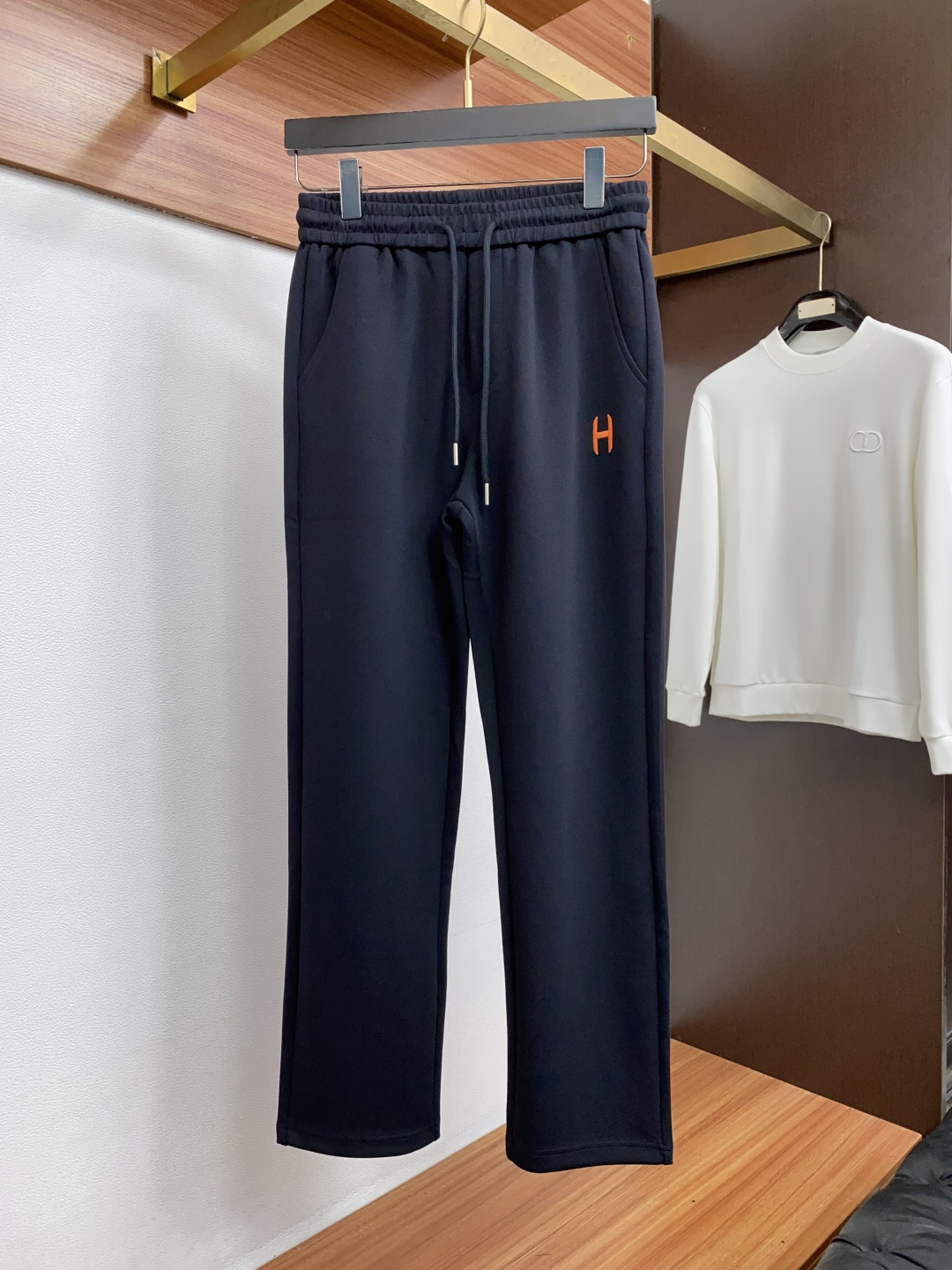 爱马仕 M-3xL 休闲运动套装|纯正老钱松弛感 低调立领拉链外套+直筒长裤成套搭配 甄选细腻羊毛混纺面料,软糯亲肤,透 爱马仕 M-3xL 休闲运动套装|纯正老钱松弛感 低调立领拉链外套+直筒长裤成套搭配 甄选细腻羊毛混纺面料,软糯亲肤,透