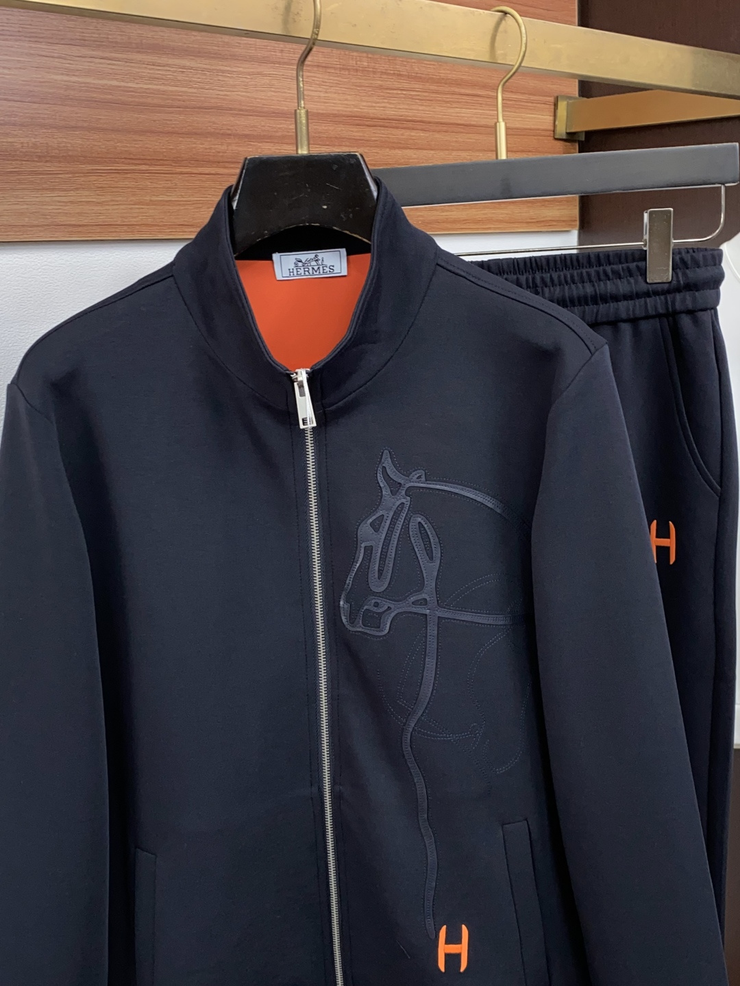 爱马仕 M-3xL 休闲运动套装|纯正老钱松弛感 低调立领拉链外套+直筒长裤成套搭配 甄选细腻羊毛混纺面料,软糯亲肤,透 爱马仕 M-3xL 休闲运动套装|纯正老钱松弛感 低调立领拉链外套+直筒长裤成套搭配 甄选细腻羊毛混纺面料,软糯亲肤,透