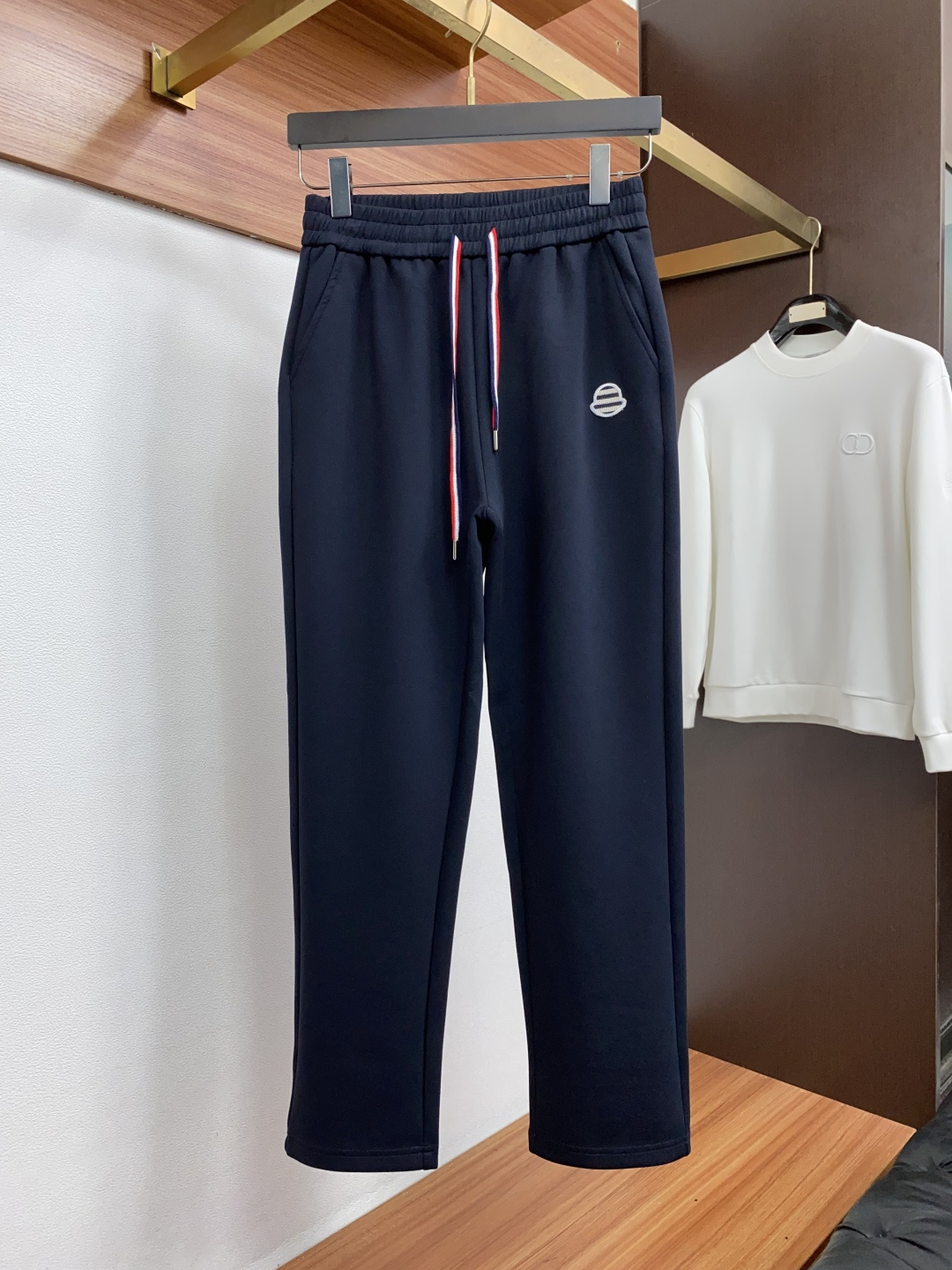 蒙口 M-3xL 休闲运动套装|纯正老钱松弛感 低调立领拉链外套+直筒长裤成套搭配 甄选细腻羊毛混纺面料,软糯亲肤,透气 蒙口 M-3xL 休闲运动套装|纯正老钱松弛感 低调立领拉链外套+直筒长裤成套搭配 甄选细腻羊毛混纺面料,软糯亲肤,透气