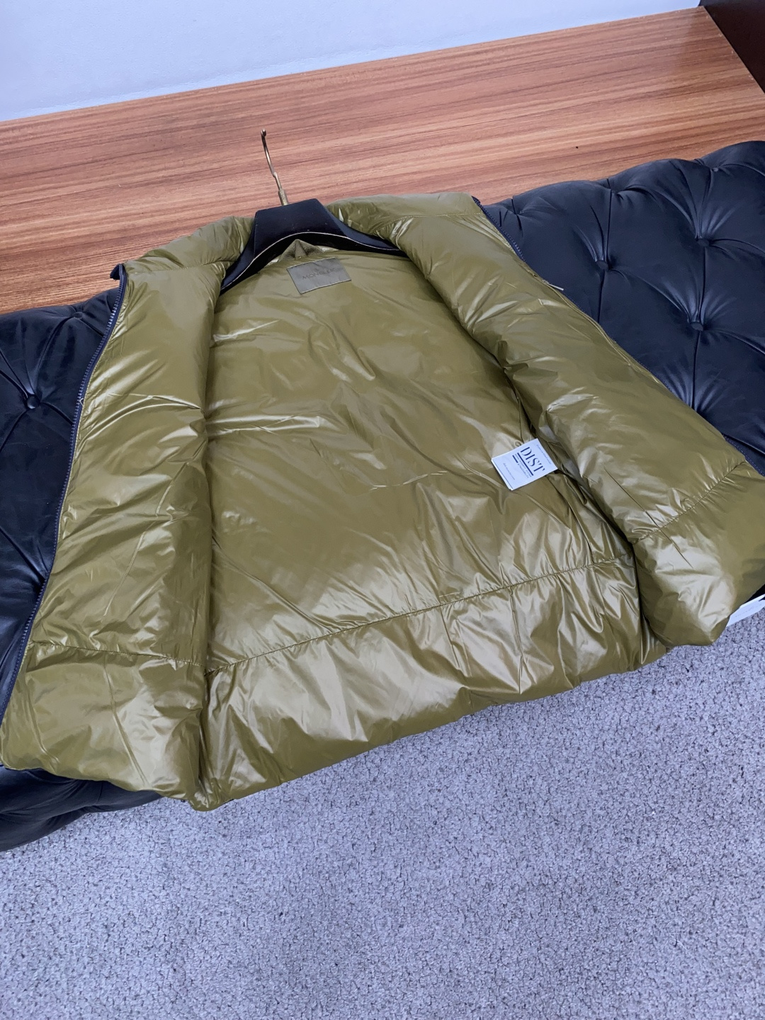 蒙口 羽绒服 马甲 爆款原版1:1订制五金配件全进口原版定制 欢迎专柜对比 绝对的高品质 采用顶级新国标90白鸭绒 超柔 蒙口 羽绒服 马甲 爆款原版1:1订制五金配件全进口原版定制 欢迎专柜对比 绝对的高品质 采用顶级新国标90白鸭绒 超柔
