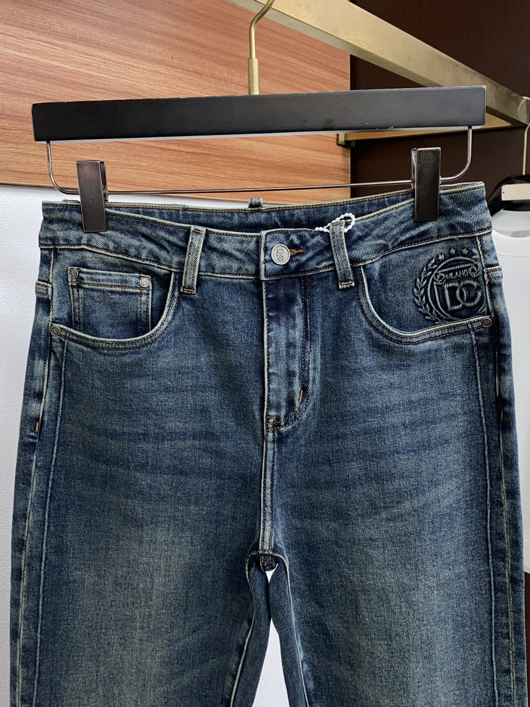 DG 28-38最新款直筒牛仔裤 秋冬最新款上身版型无敌正! 绝对可以闭眼收的一款 此款裤子非常百搭,日常上班 户外运动 DG 28-38最新款直筒牛仔裤 秋冬最新款上身版型无敌正! 绝对可以闭眼收的一款 此款裤子非常百搭,日常上班 户外运动