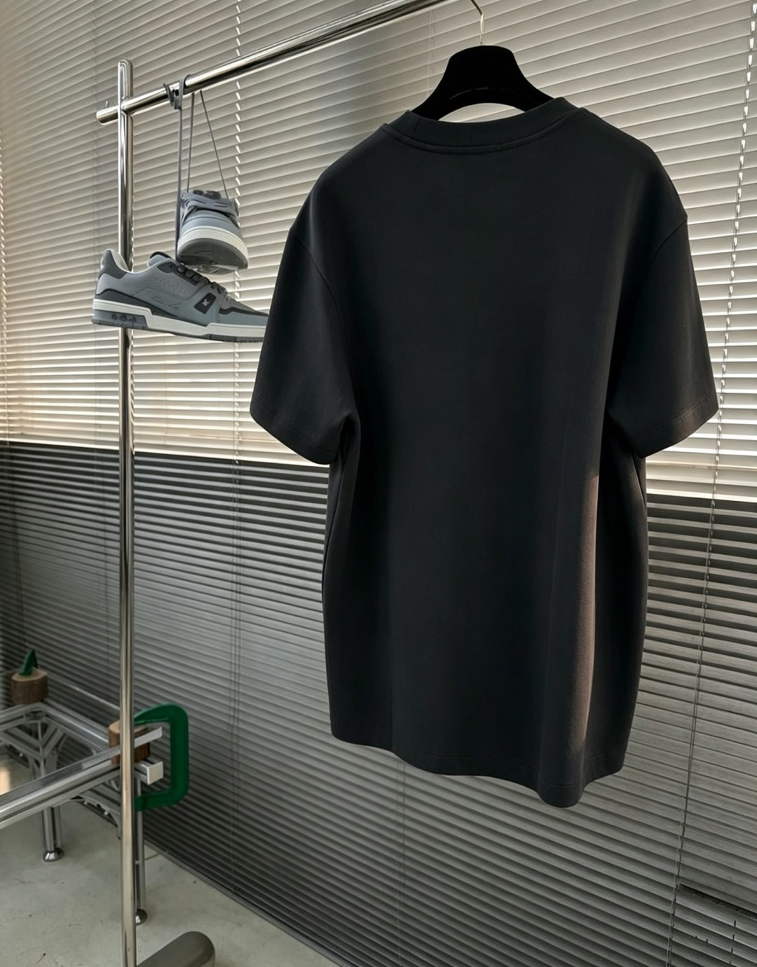 蒙口 M-3xL 26秋冬男装专柜官网新品爆款面料超好 人气推荐秋冬必备莱赛尔380克空气层卫布男士圆领短袖 正面饰有经