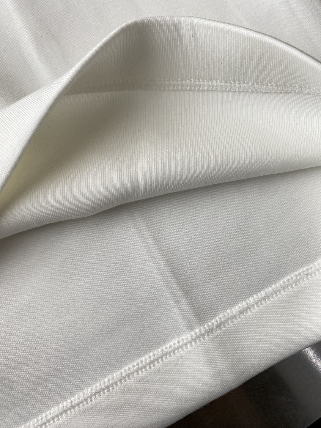 蒙口 M-3xL 26秋冬男装专柜官网新品爆款面料超好 人气推荐秋冬必备莱赛尔380克空气层卫布男士圆领短袖 正面饰有经