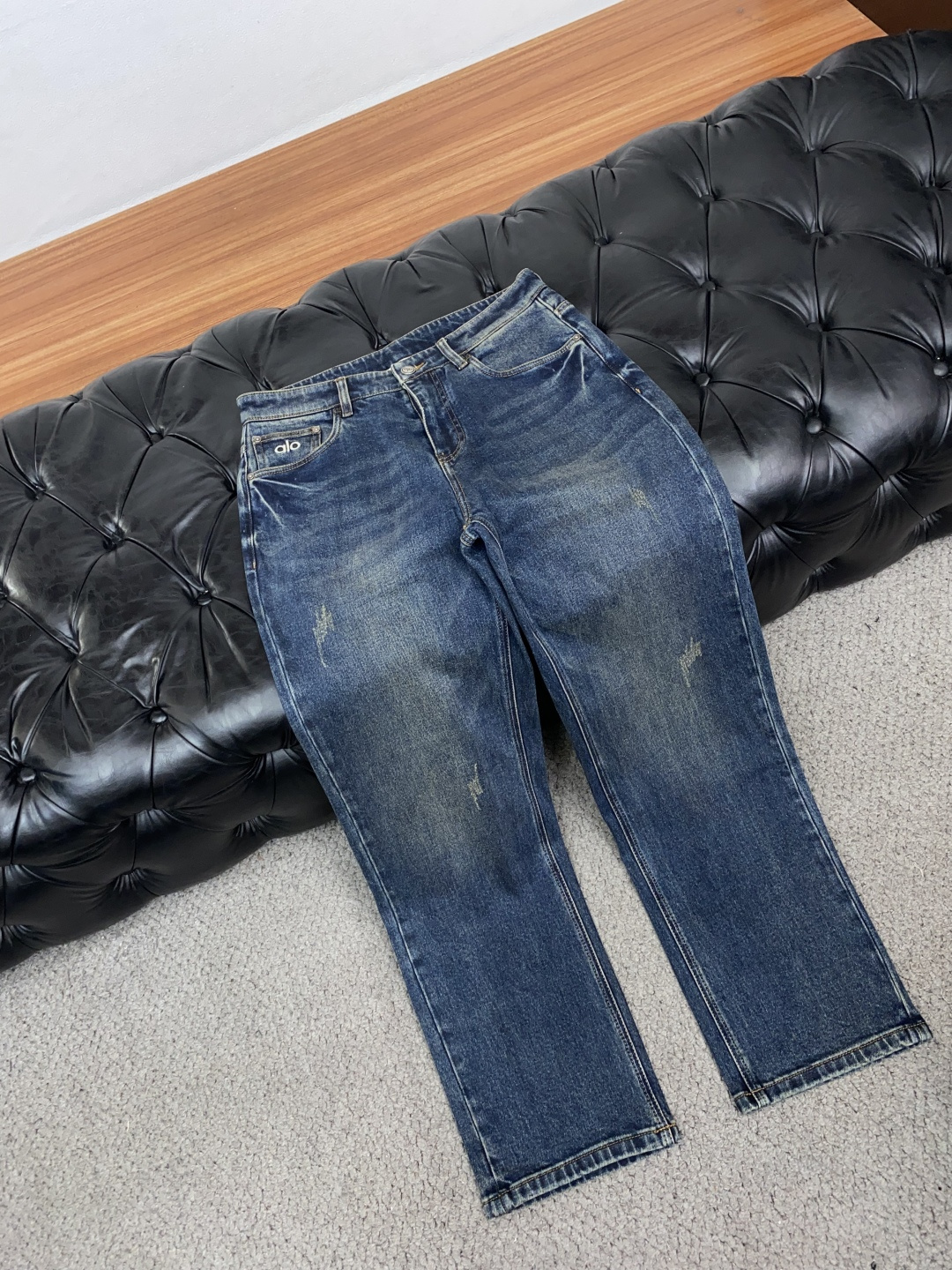 alo 29-36最新款直筒阔腿牛仔裤 秋冬最新款上身版型无敌正! 绝对可以闭眼收的一款 此款裤子非常百搭,日常上班 户 alo 29-36最新款直筒阔腿牛仔裤 秋冬最新款上身版型无敌正! 绝对可以闭眼收的一款 此款裤子非常百搭,日常上班 户