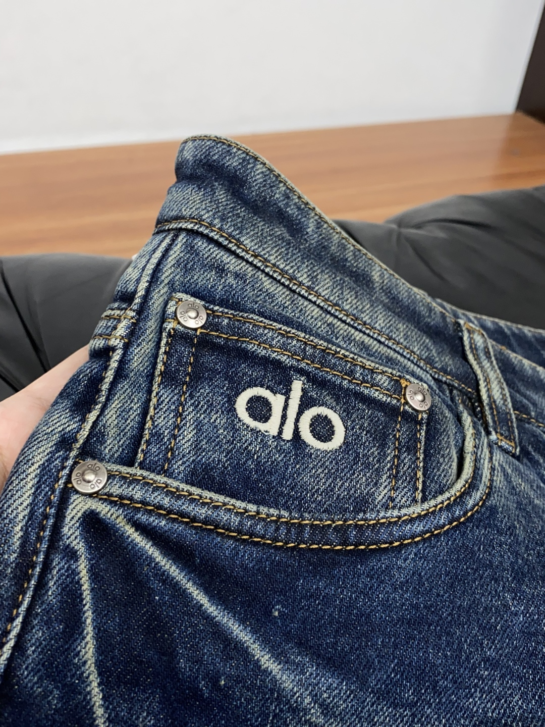 alo 29-36最新款直筒阔腿牛仔裤 秋冬最新款上身版型无敌正! 绝对可以闭眼收的一款 此款裤子非常百搭,日常上班 户 alo 29-36最新款直筒阔腿牛仔裤 秋冬最新款上身版型无敌正! 绝对可以闭眼收的一款 此款裤子非常百搭,日常上班 户