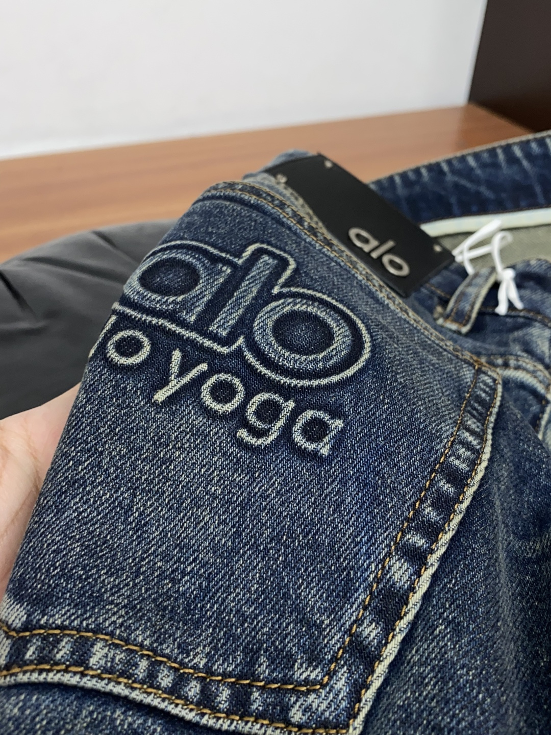 alo 29-36最新款直筒阔腿牛仔裤 秋冬最新款上身版型无敌正! 绝对可以闭眼收的一款 此款裤子非常百搭,日常上班 户 alo 29-36最新款直筒阔腿牛仔裤 秋冬最新款上身版型无敌正! 绝对可以闭眼收的一款 此款裤子非常百搭,日常上班 户
