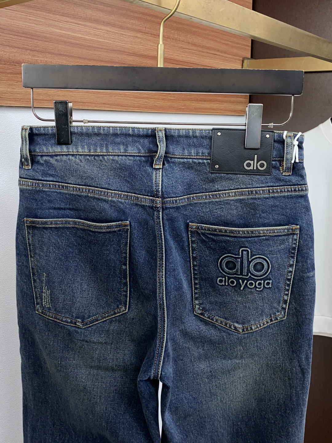 alo 29-36最新款直筒阔腿牛仔裤 秋冬最新款上身版型无敌正! 绝对可以闭眼收的一款 此款裤子非常百搭,日常上班 户 alo 29-36最新款直筒阔腿牛仔裤 秋冬最新款上身版型无敌正! 绝对可以闭眼收的一款 此款裤子非常百搭,日常上班 户