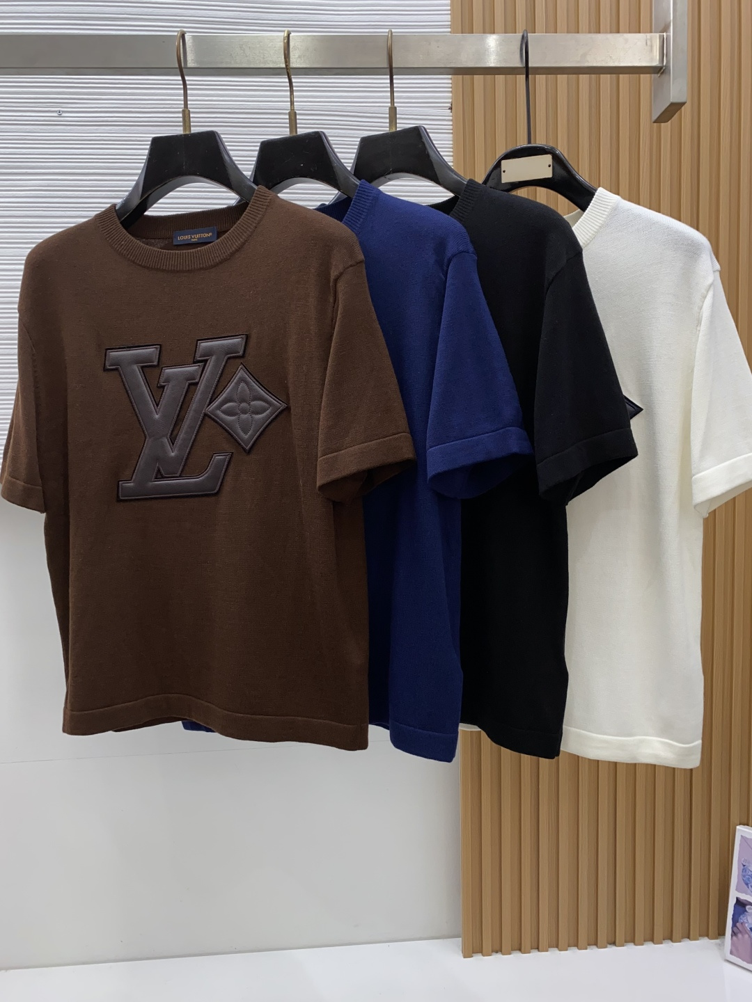 1v 路易威登 S-xxL 2026新款秋冬男士高端宽松款简约圆领针织羊毛短袖毛衣,香港洋行渠道货,纯正血统品质,秋冬新 1v 路易威登 S-xxL 2026新款秋冬男士高端宽松款简约圆领针织羊毛短袖毛衣,香港洋行渠道货,纯正血统品质,秋冬新