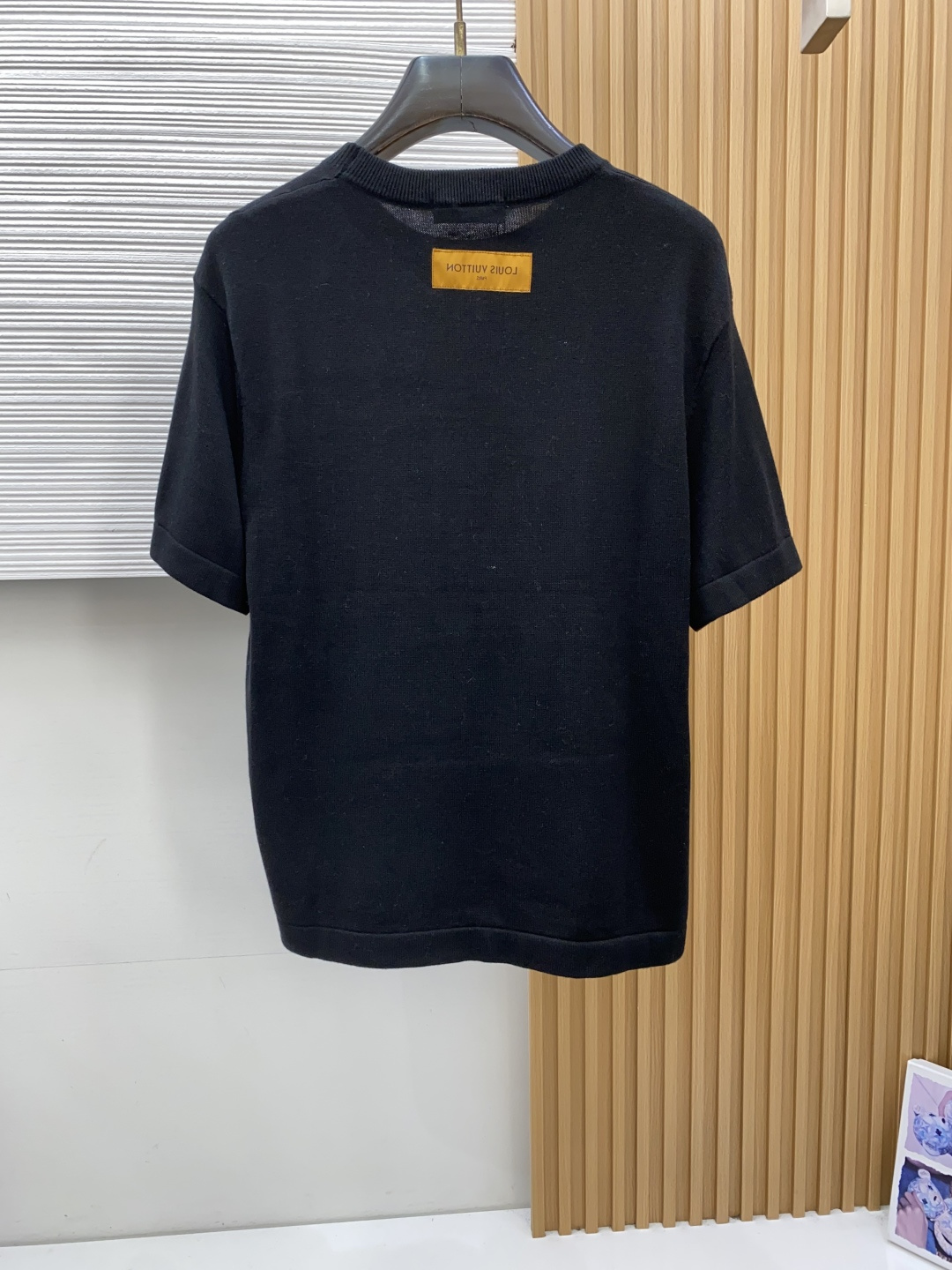1v 路易威登 S-xxL 2026新款秋冬男士高端宽松款简约圆领针织羊毛短袖毛衣,香港洋行渠道货,纯正血统品质,秋冬新 1v 路易威登 S-xxL 2026新款秋冬男士高端宽松款简约圆领针织羊毛短袖毛衣,香港洋行渠道货,纯正血统品质,秋冬新