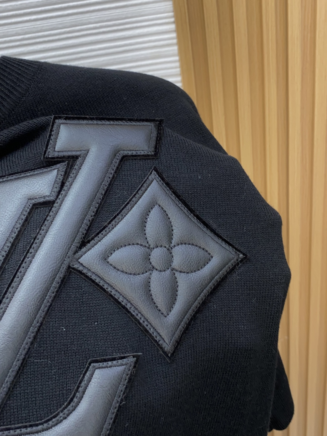1v 路易威登 S-xxL 2026新款秋冬男士高端宽松款简约圆领针织羊毛短袖毛衣,香港洋行渠道货,纯正血统品质,秋冬新 1v 路易威登 S-xxL 2026新款秋冬男士高端宽松款简约圆领针织羊毛短袖毛衣,香港洋行渠道货,纯正血统品质,秋冬新