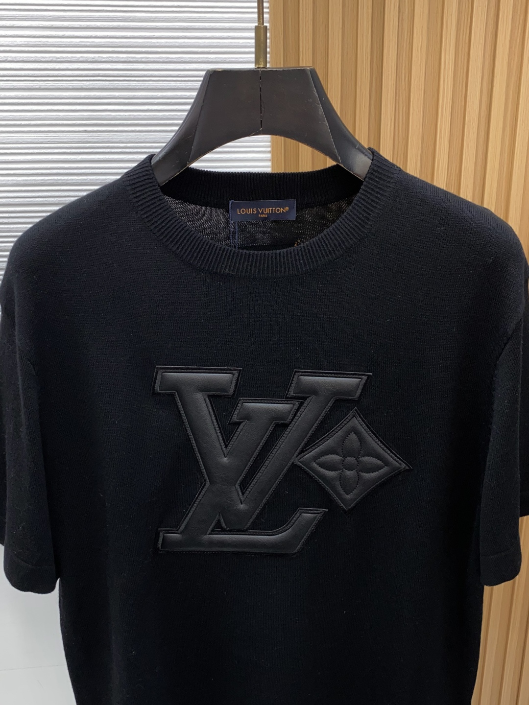 1v 路易威登 S-xxL 2026新款秋冬男士高端宽松款简约圆领针织羊毛短袖毛衣,香港洋行渠道货,纯正血统品质,秋冬新 1v 路易威登 S-xxL 2026新款秋冬男士高端宽松款简约圆领针织羊毛短袖毛衣,香港洋行渠道货,纯正血统品质,秋冬新