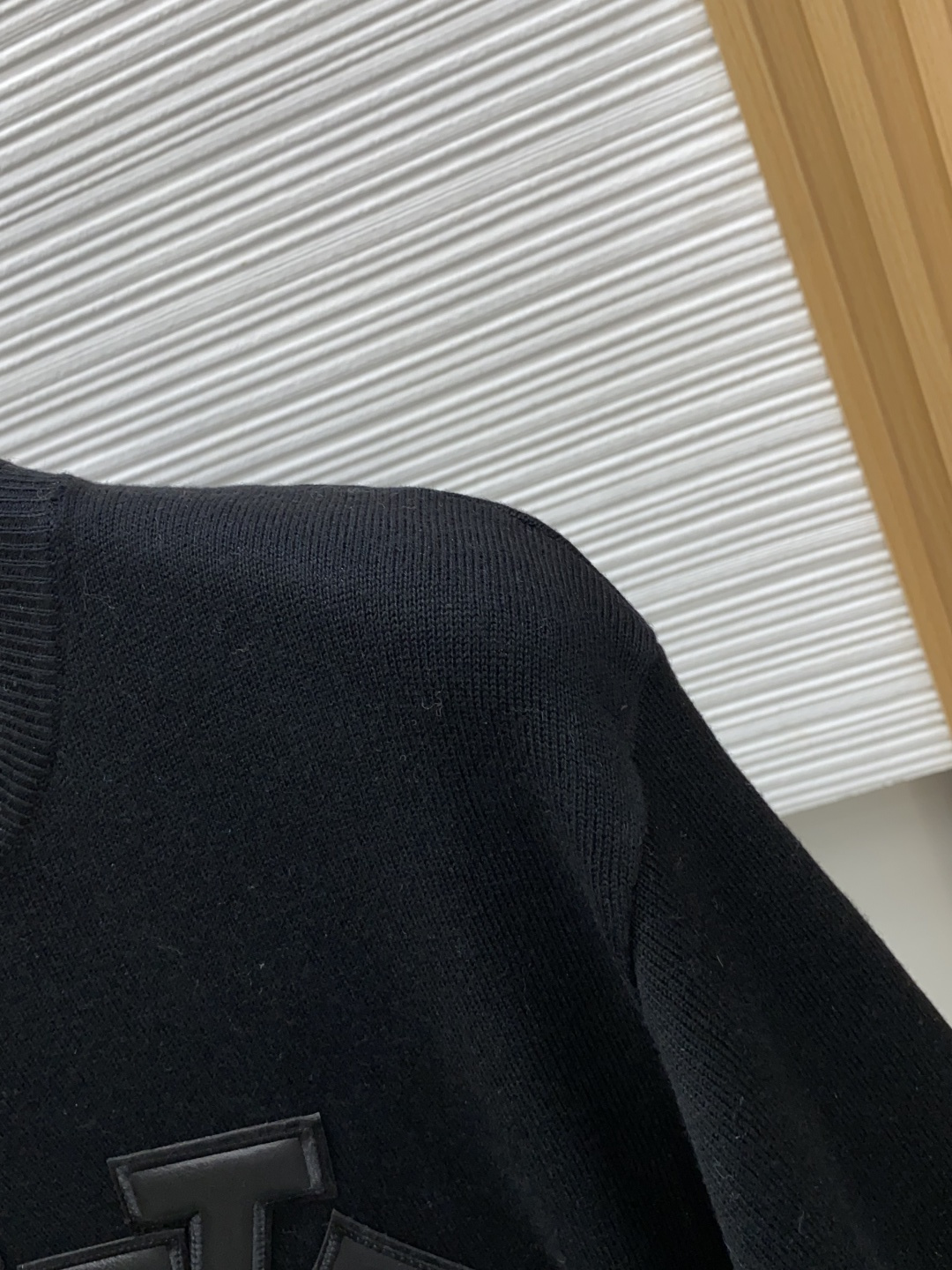 1v 路易威登 S-xxL 2026新款秋冬男士高端宽松款简约圆领针织羊毛短袖毛衣,香港洋行渠道货,纯正血统品质,秋冬新 1v 路易威登 S-xxL 2026新款秋冬男士高端宽松款简约圆领针织羊毛短袖毛衣,香港洋行渠道货,纯正血统品质,秋冬新