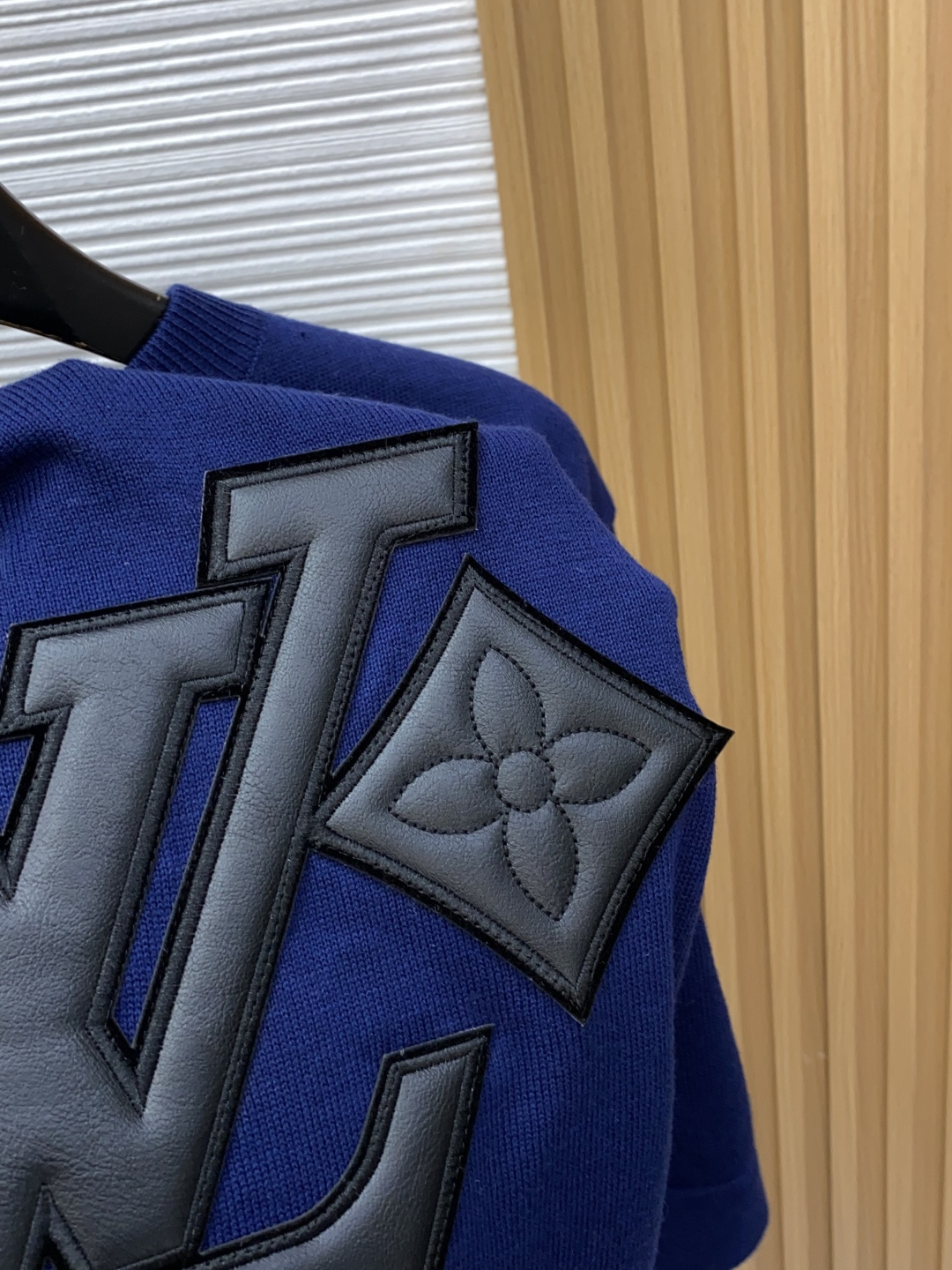 1v 路易威登 S-xxL 2026新款秋冬男士高端宽松款简约圆领针织羊毛短袖毛衣,香港洋行渠道货,纯正血统品质,秋冬新 1v 路易威登 S-xxL 2026新款秋冬男士高端宽松款简约圆领针织羊毛短袖毛衣,香港洋行渠道货,纯正血统品质,秋冬新