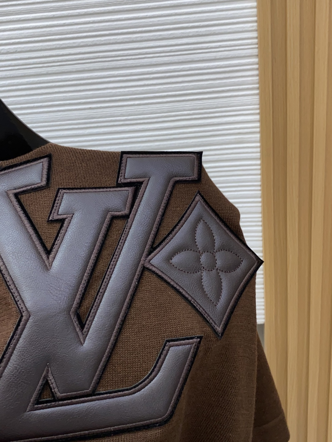 1v 路易威登 S-xxL 2026新款秋冬男士高端宽松款简约圆领针织羊毛短袖毛衣,香港洋行渠道货,纯正血统品质,秋冬新 1v 路易威登 S-xxL 2026新款秋冬男士高端宽松款简约圆领针织羊毛短袖毛衣,香港洋行渠道货,纯正血统品质,秋冬新