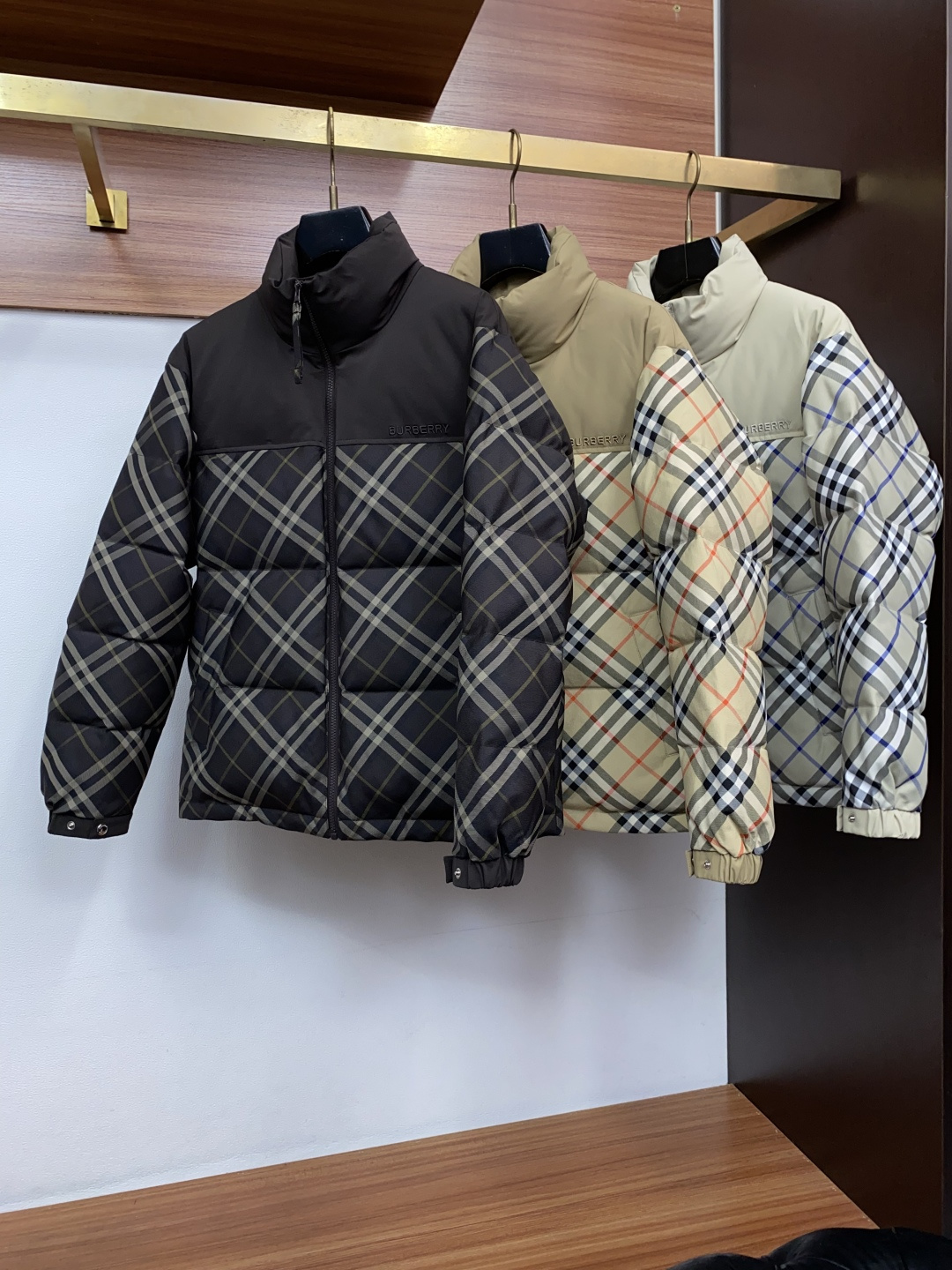 巴宝莉 26秋冬男士时尚羽绒服 轻奢时尚休闲风格,轻盈保暖柔软!低调系列时尚百搭,就是有型!香港贸易订单款,超级种草的 巴宝莉 26秋冬男士时尚羽绒服 轻奢时尚休闲风格,轻盈保暖柔软!低调系列时尚百搭,就是有型!香港贸易订单款,超级种草的