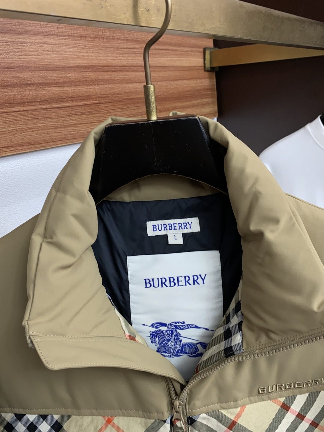 巴宝莉 26秋冬男士时尚羽绒服 轻奢时尚休闲风格,轻盈保暖柔软!低调系列时尚百搭,就是有型!香港贸易订单款,超级种草的 巴宝莉 26秋冬男士时尚羽绒服 轻奢时尚休闲风格,轻盈保暖柔软!低调系列时尚百搭,就是有型!香港贸易订单款,超级种草的