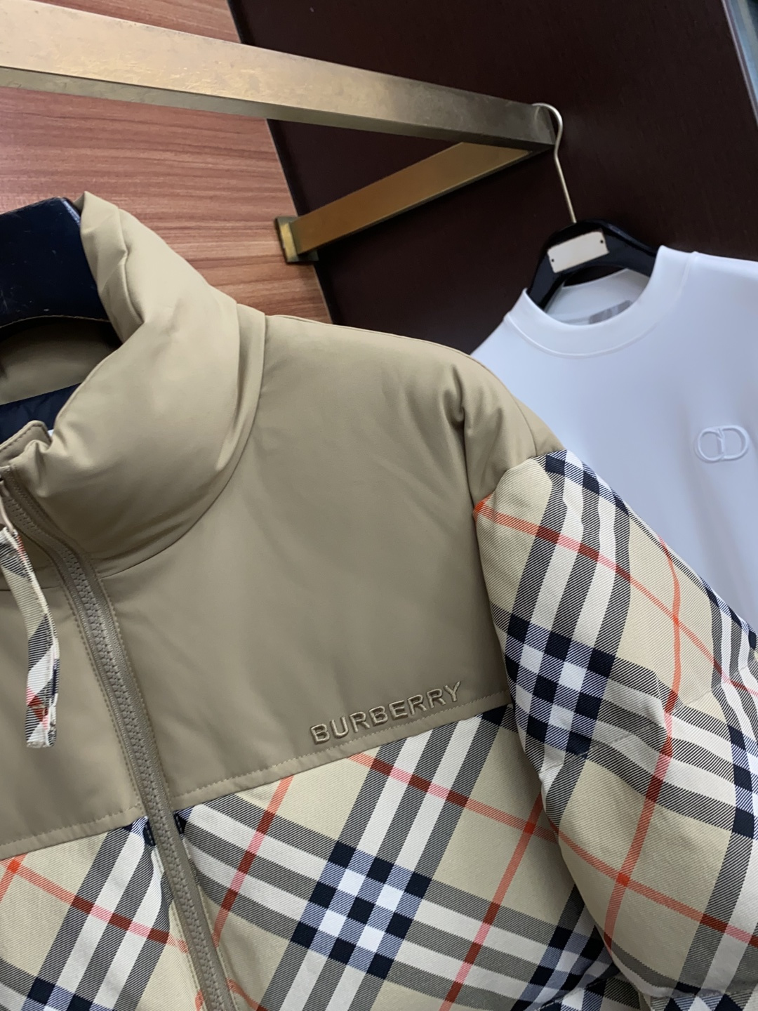 巴宝莉 26秋冬男士时尚羽绒服 轻奢时尚休闲风格,轻盈保暖柔软!低调系列时尚百搭,就是有型!香港贸易订单款,超级种草的 巴宝莉 26秋冬男士时尚羽绒服 轻奢时尚休闲风格,轻盈保暖柔软!低调系列时尚百搭,就是有型!香港贸易订单款,超级种草的