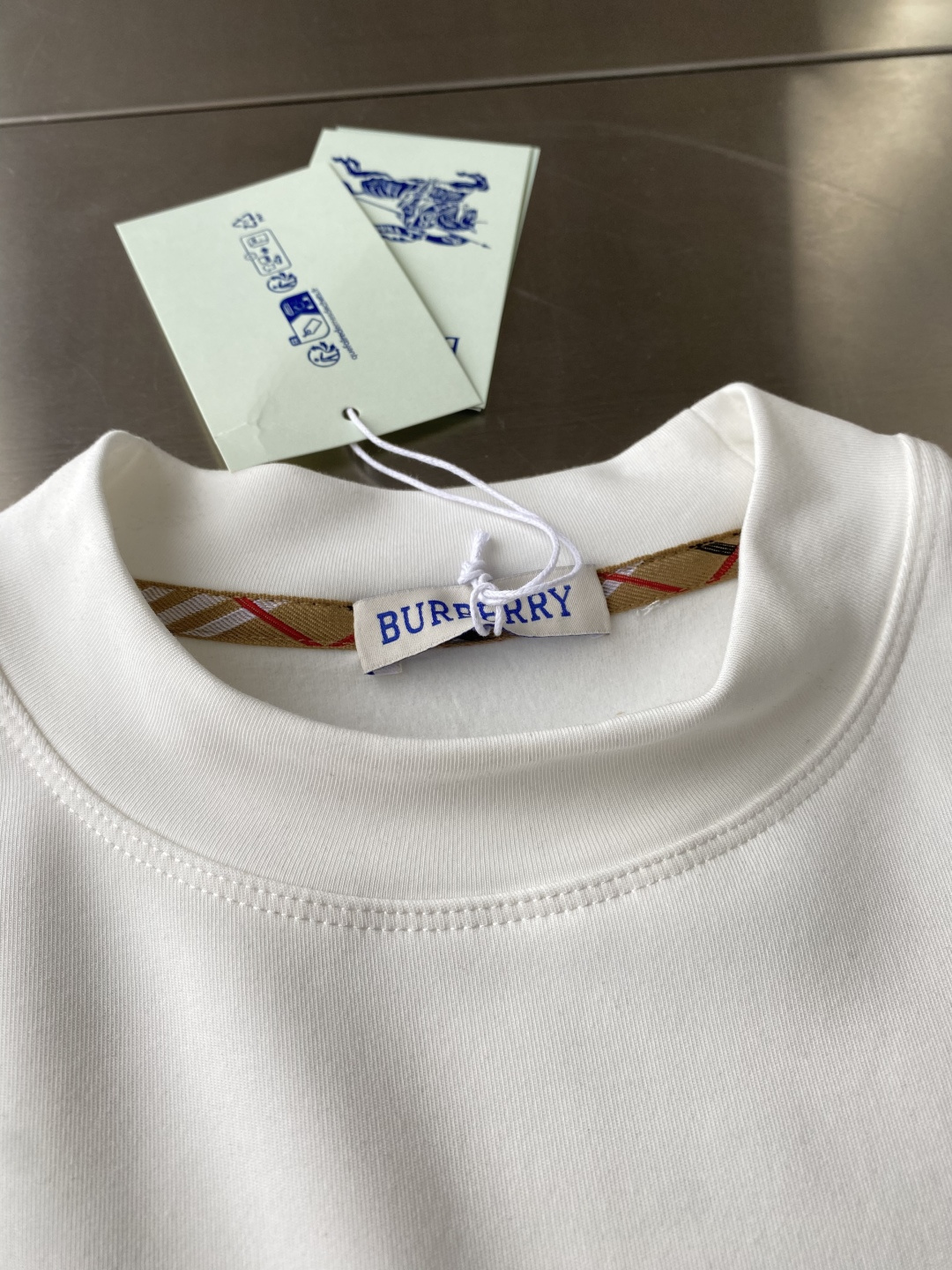 巴宝莉 2026 秋冬AW新品，时尚休闲打底加厚长袖卫衣专柜同步有售，进口加厚莫戴尔长绒棉拉绒面料，工艺极度复杂，视觉相