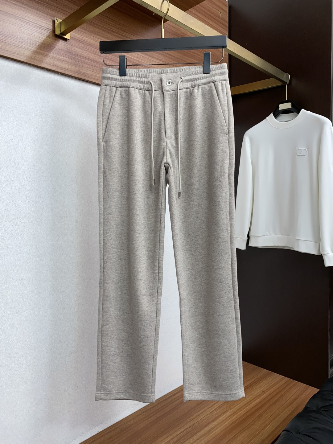 Loro Piana诺悠翩雅 M-3xL 新款男士直筒长裤，羊绒羊毛混纺面料、松紧腰抽绳、两侧插兜口袋，刺绣与五金配饰点