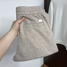 Loro Piana诺悠翩雅 M-3xL 新款男士直筒长裤,羊绒羊毛混纺面料、松紧腰抽绳、两侧插兜口袋,刺绣与五金配饰点 Loro Piana诺悠翩雅 M-3xL 新款男士直筒长裤,羊绒羊毛混纺面料、松紧腰抽绳、两侧插兜口袋,刺绣与五金配饰点