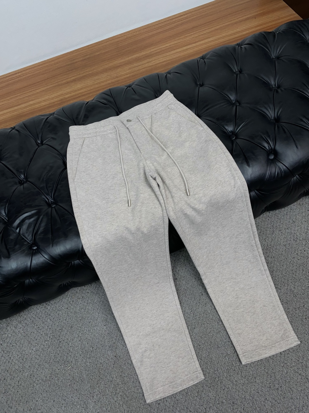 Loro Piana诺悠翩雅 M-3xL 新款男士直筒长裤，羊绒羊毛混纺面料、松紧腰抽绳、两侧插兜口袋，刺绣与五金配饰点