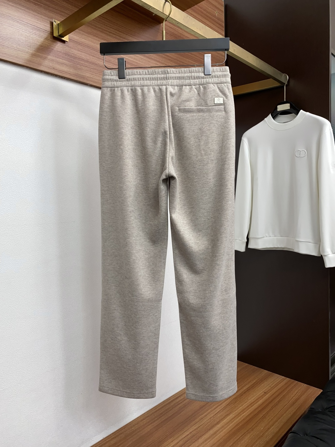 Loro Piana诺悠翩雅 M-3xL 新款男士直筒长裤，羊绒羊毛混纺面料、松紧腰抽绳、两侧插兜口袋，刺绣与五金配饰点