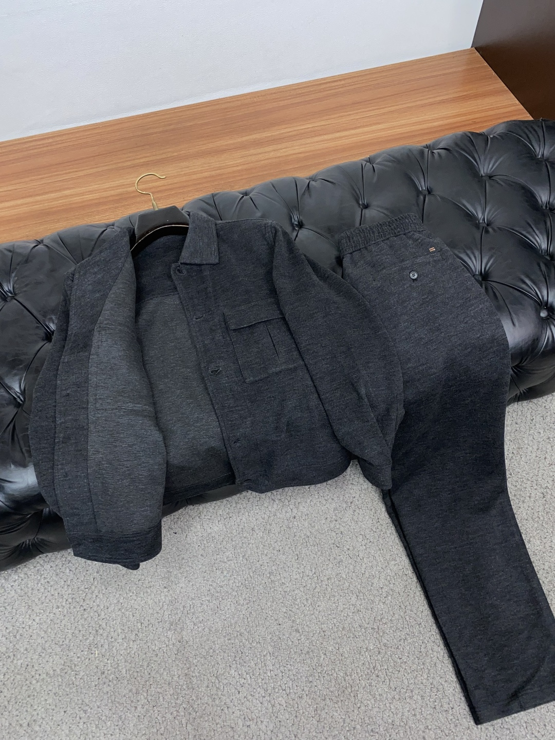 杰尼亚 男士高奢轻商务休闲套装(一套出)客供进口山羊绒+聚酯纤维桑蚕丝面料,开模定制五金、胸前刺绣口袋点缀,纹理结构细腻 杰尼亚 男士高奢轻商务休闲套装(一套出)客供进口山羊绒+聚酯纤维桑蚕丝面料,开模定制五金、胸前刺绣口袋点缀,纹理结构细腻