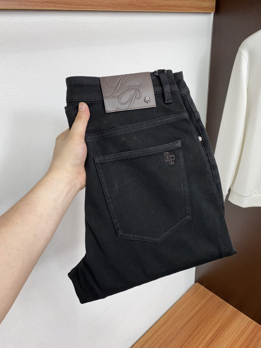 Loro Piana 诺悠翩雅 29-38最新款修身 牛仔裤 秋冬最新款上身版型无敌正! 绝对可以闭眼收的一款 此款裤子 Loro Piana 诺悠翩雅 29-38最新款修身 牛仔裤 秋冬最新款上身版型无敌正! 绝对可以闭眼收的一款 此款裤子