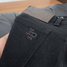 Loro Piana 诺悠翩雅 29-38最新款修身 牛仔裤 秋冬最新款上身版型无敌正! 绝对可以闭眼收的一款 此款裤子 Loro Piana 诺悠翩雅 29-38最新款修身 牛仔裤 秋冬最新款上身版型无敌正! 绝对可以闭眼收的一款 此款裤子