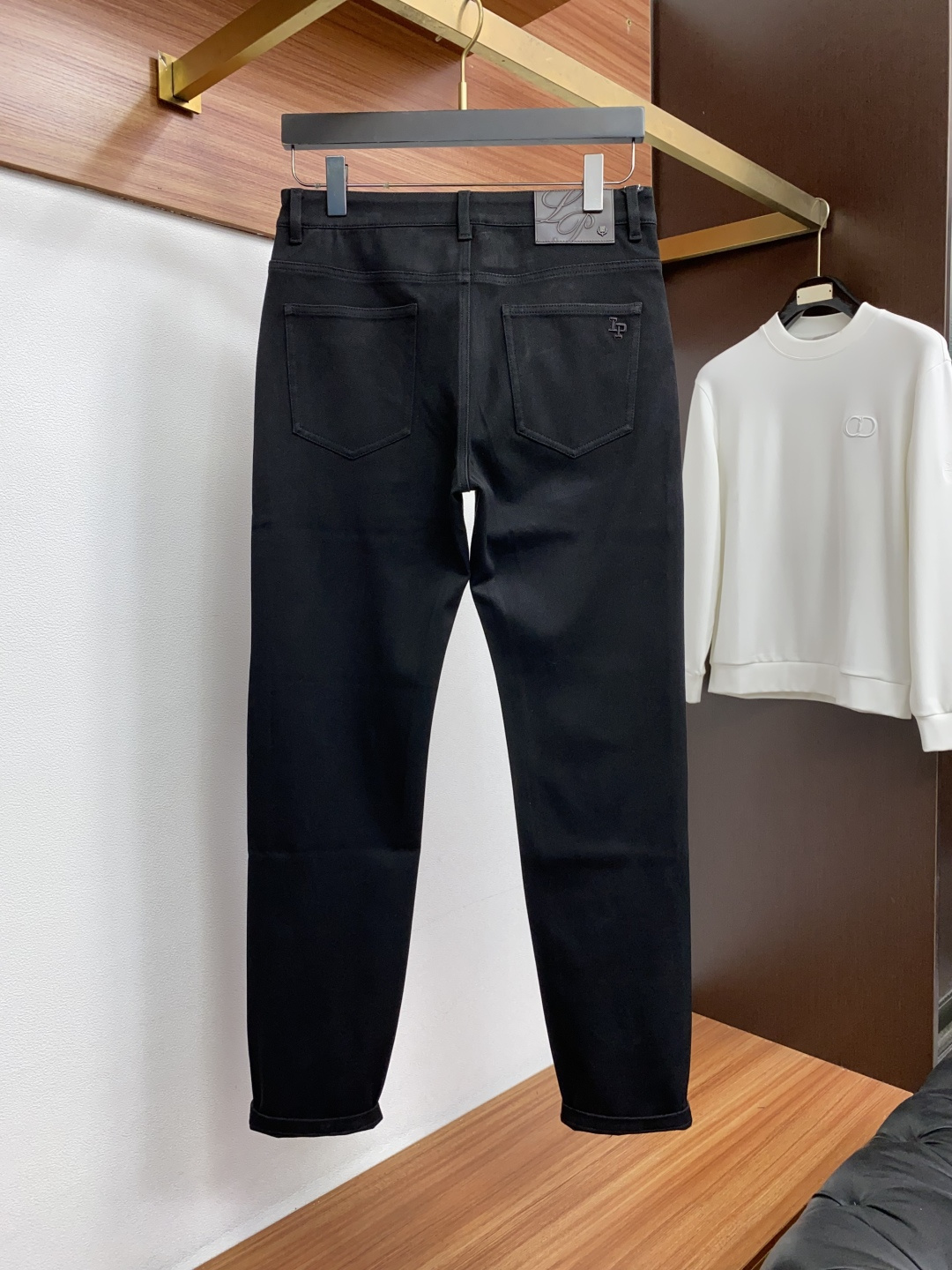 Loro Piana 诺悠翩雅 29-38最新款修身 牛仔裤 秋冬最新款上身版型无敌正! 绝对可以闭眼收的一款 此款裤子 Loro Piana 诺悠翩雅 29-38最新款修身 牛仔裤 秋冬最新款上身版型无敌正! 绝对可以闭眼收的一款 此款裤子