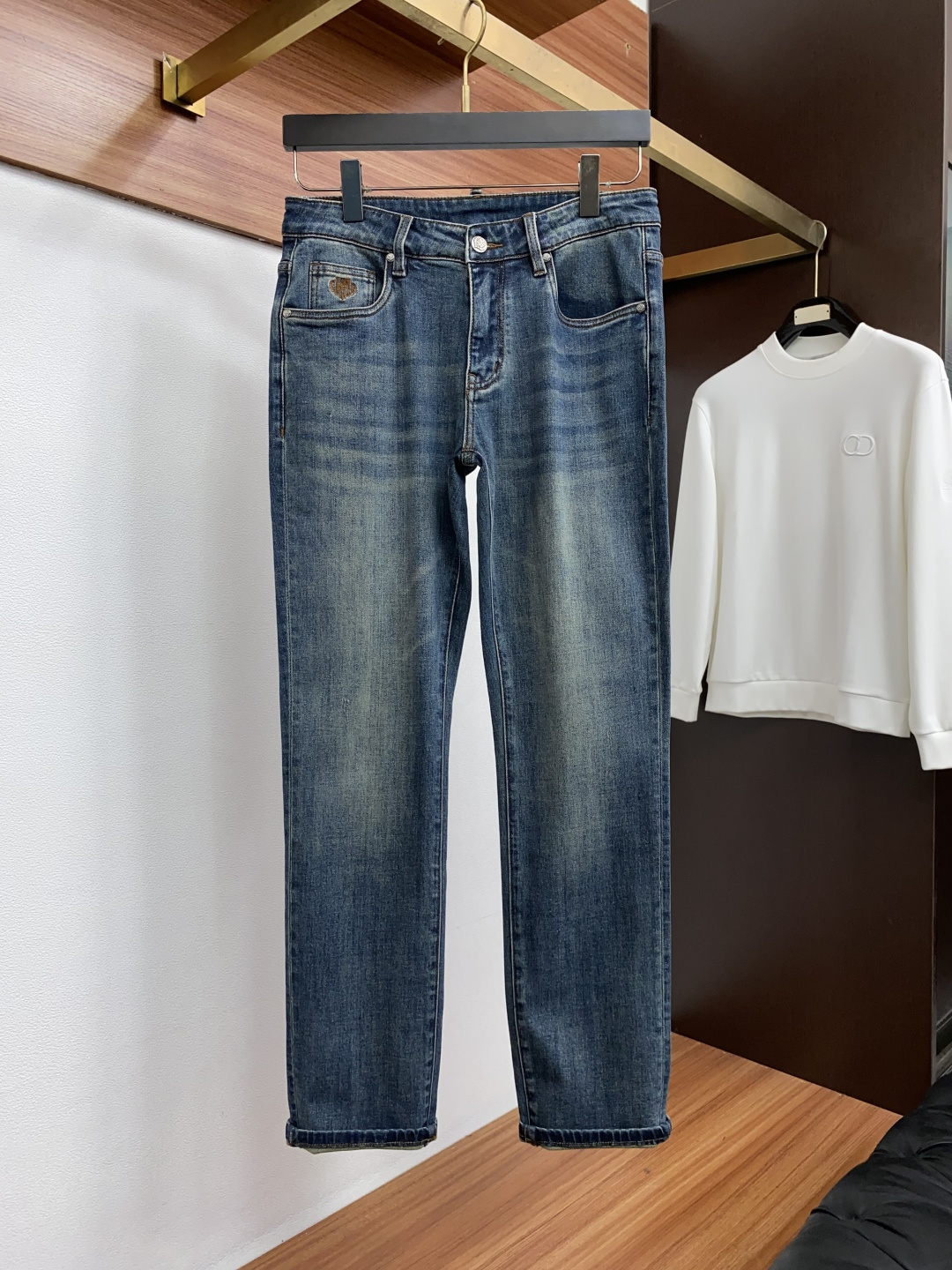 Loro Piana 诺悠翩雅 29-38最新款修身 牛仔裤 秋冬最新款上身版型无敌正! 绝对可以闭眼收的一款 此款裤子 Loro Piana 诺悠翩雅 29-38最新款修身 牛仔裤 秋冬最新款上身版型无敌正! 绝对可以闭眼收的一款 此款裤子