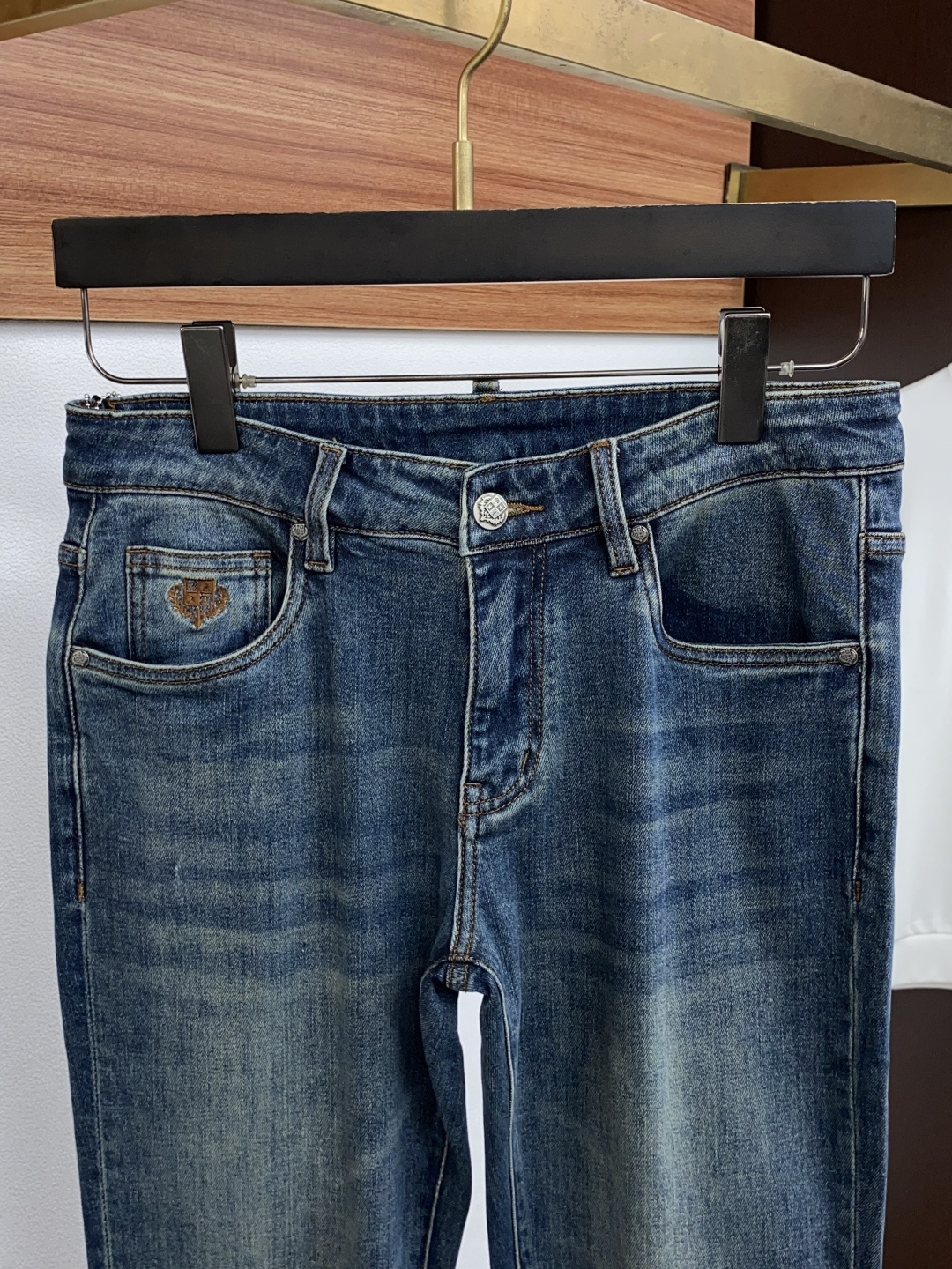 Loro Piana 诺悠翩雅 29-38最新款修身 牛仔裤 秋冬最新款上身版型无敌正! 绝对可以闭眼收的一款 此款裤子 Loro Piana 诺悠翩雅 29-38最新款修身 牛仔裤 秋冬最新款上身版型无敌正! 绝对可以闭眼收的一款 此款裤子
