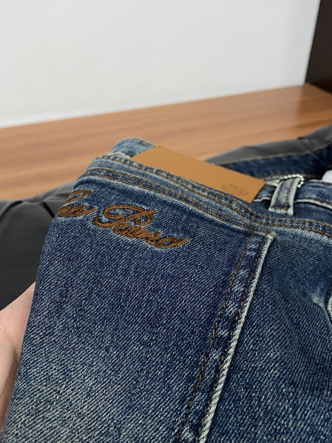 Loro Piana 诺悠翩雅 29-38最新款修身 牛仔裤 秋冬最新款上身版型无敌正! 绝对可以闭眼收的一款 此款裤子 Loro Piana 诺悠翩雅 29-38最新款修身 牛仔裤 秋冬最新款上身版型无敌正! 绝对可以闭眼收的一款 此款裤子