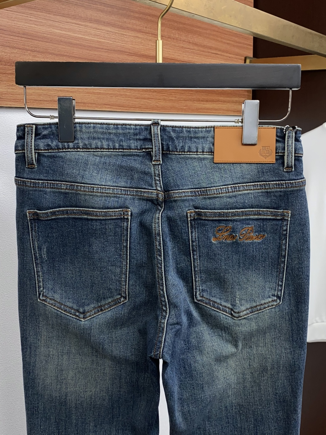 Loro Piana 诺悠翩雅 29-38最新款修身 牛仔裤 秋冬最新款上身版型无敌正! 绝对可以闭眼收的一款 此款裤子 Loro Piana 诺悠翩雅 29-38最新款修身 牛仔裤 秋冬最新款上身版型无敌正! 绝对可以闭眼收的一款 此款裤子